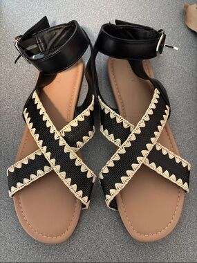 Old Navy Women’s Black Crisscross Ankle-Strap Sandals with Cream Trim